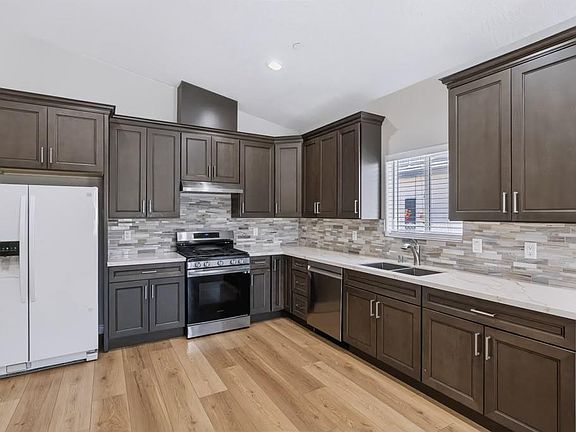 4th image of 16360 Juniper St