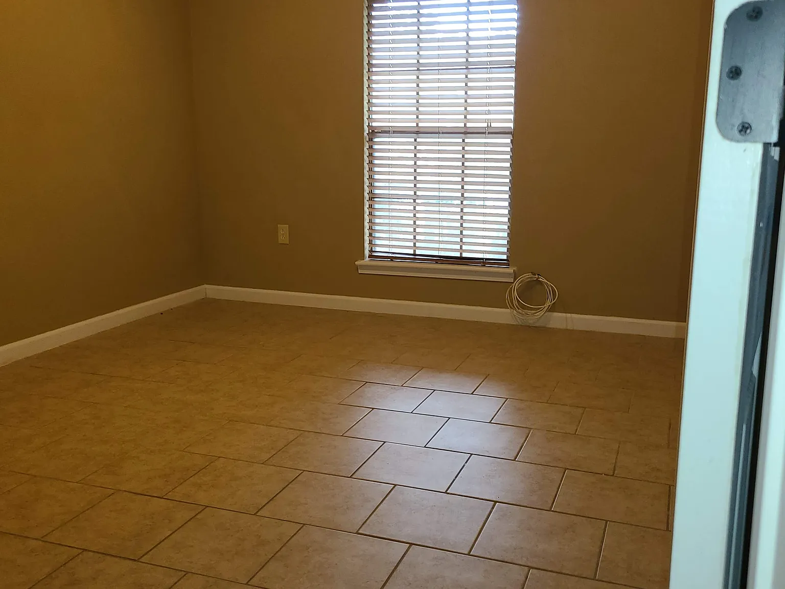 5 bed, 2500 sqft, $2,150 — Photo 4