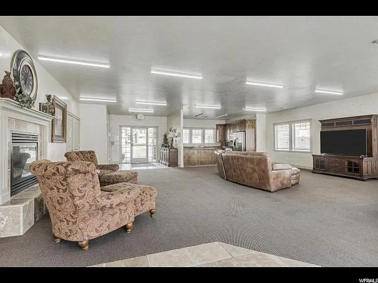 229 E Bridgewater Ln — Photo 33