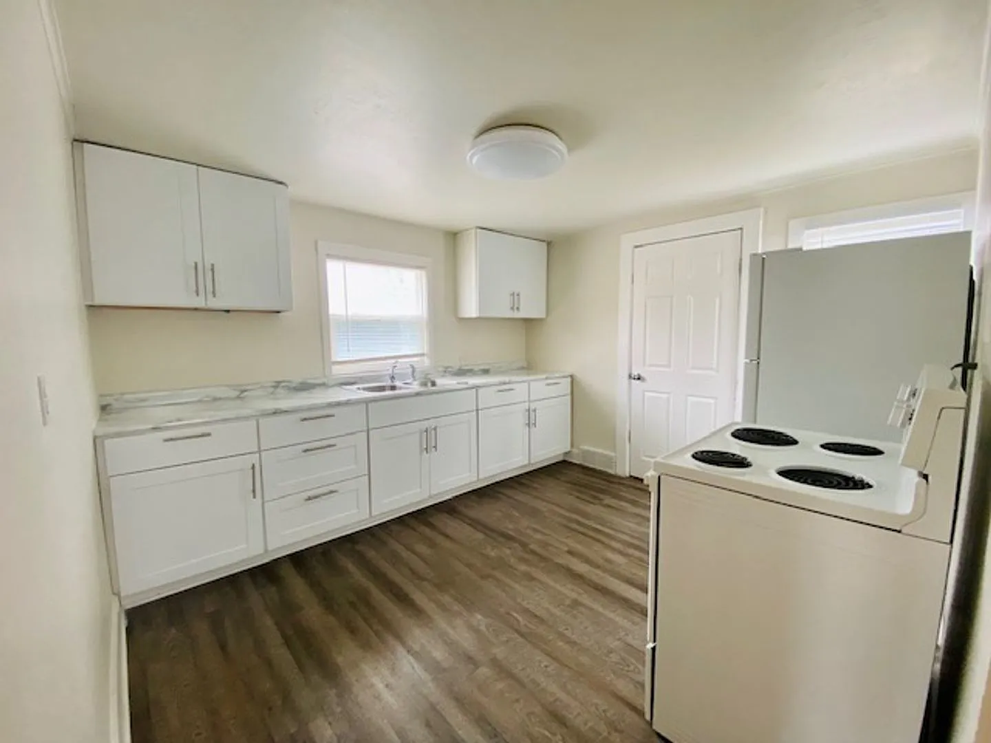 Spacious 2 Bedroom Single Family Home Available Mid November — Photo 4