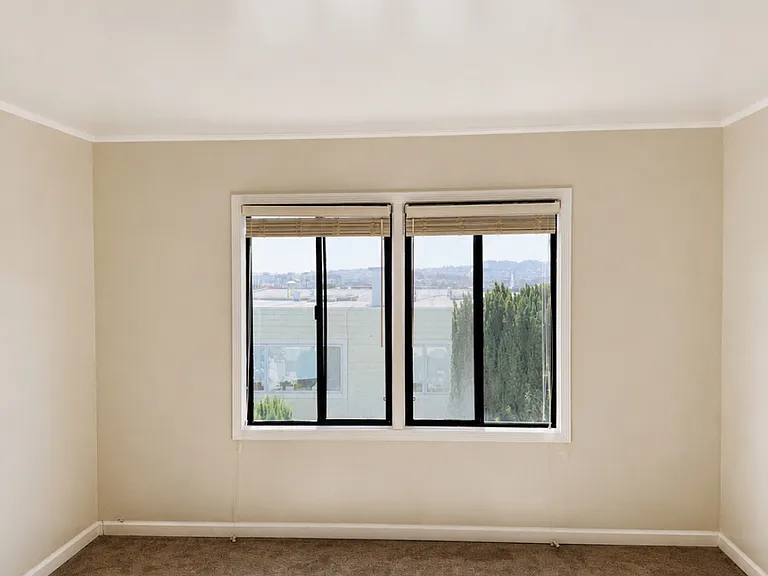 27-29 Iris Ave — Photo 12
