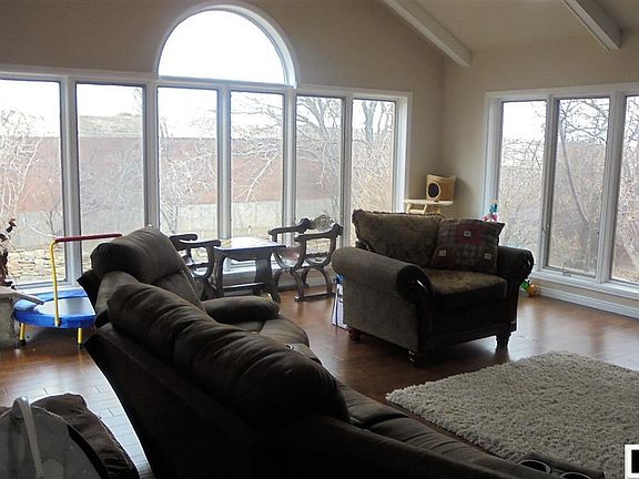 4th image of 2116 Hillcrest Dr