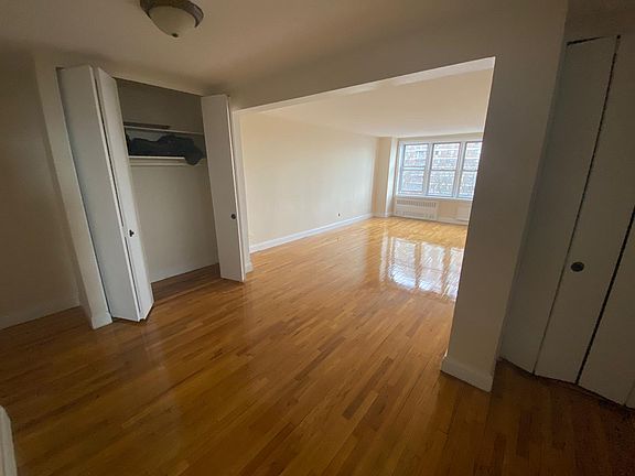 3rd image of 252 Richmond Ter #L8