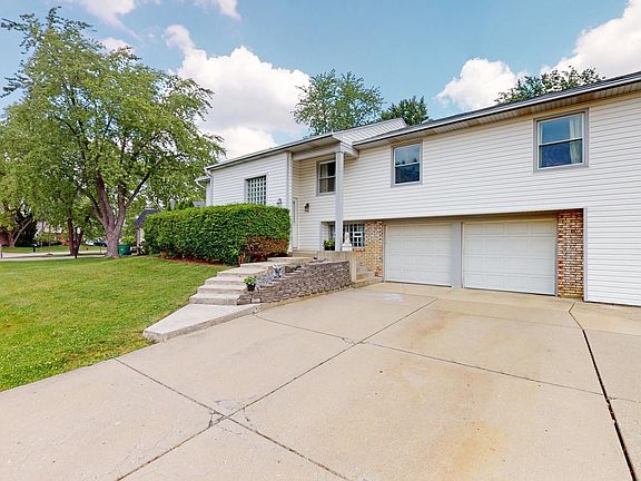 2nd image of 860 Silver Rock Ln