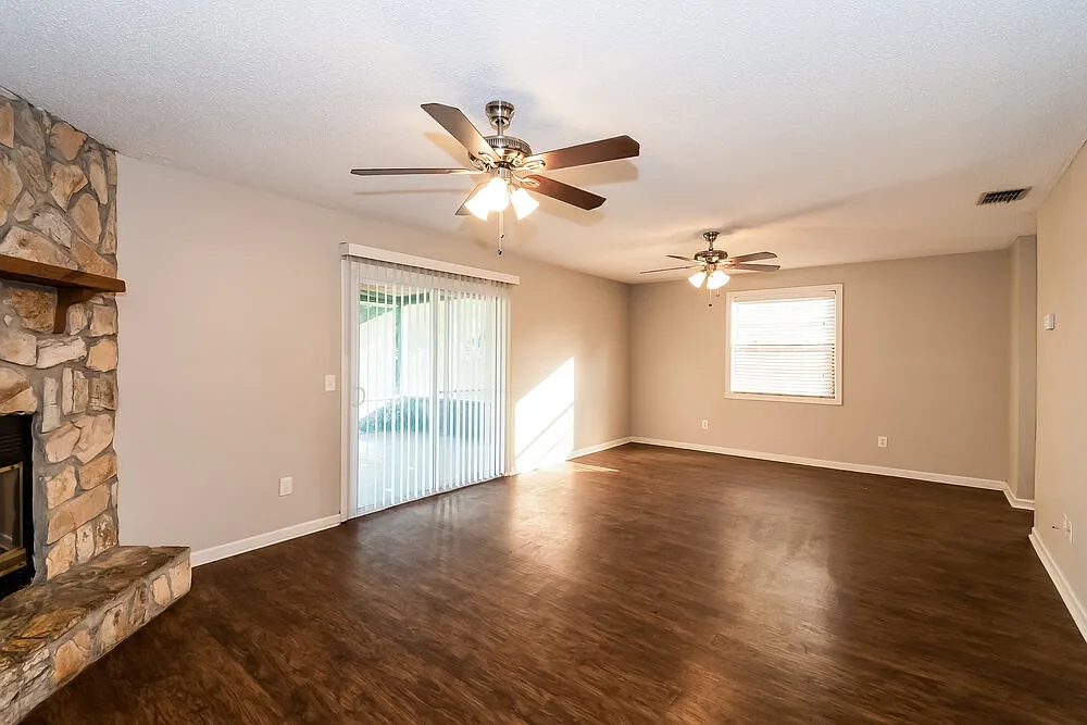 3 bed, 2.0 bath, 1419 sqft, $1,785 — Photo 3