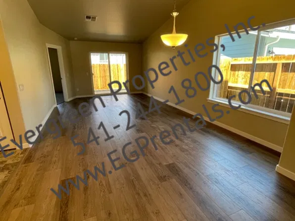 1012 SW Oliver Pl, Grants Pass, OR 97526
