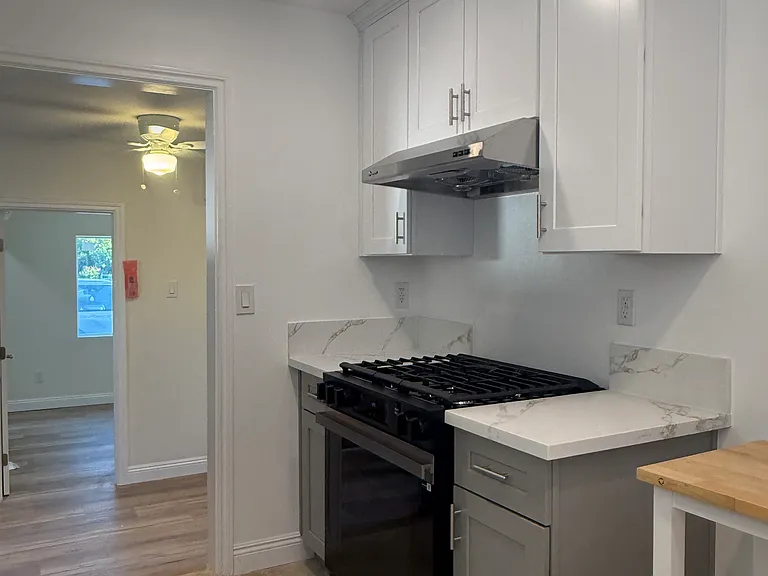 1515 E Rowland Ave — Photo 3