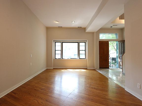 3rd image of 1030 W Oakdale Ave #2