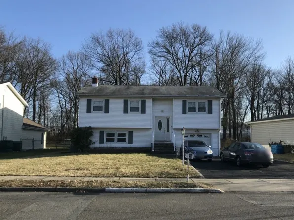 8 Floyd Dr, Totowa, NJ 07512