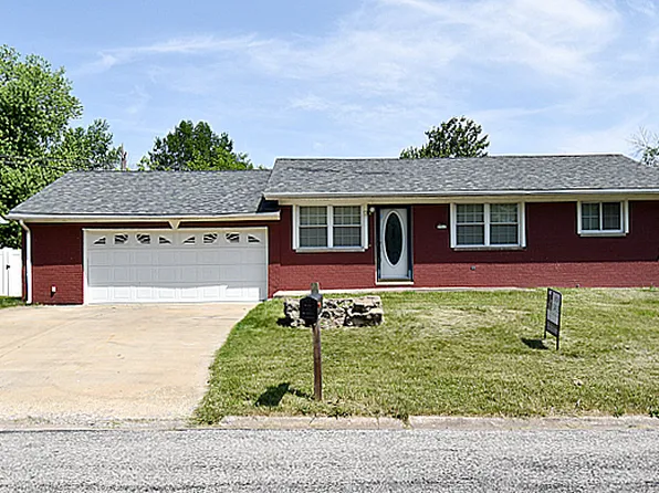7717 N Humbert Rd, Godfrey, IL 62035
