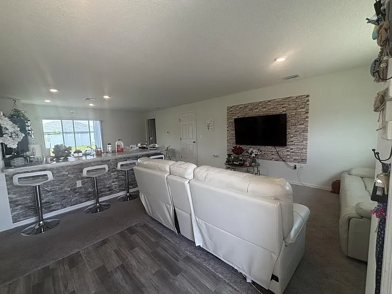 402 NE Mainsail St — Photo 5