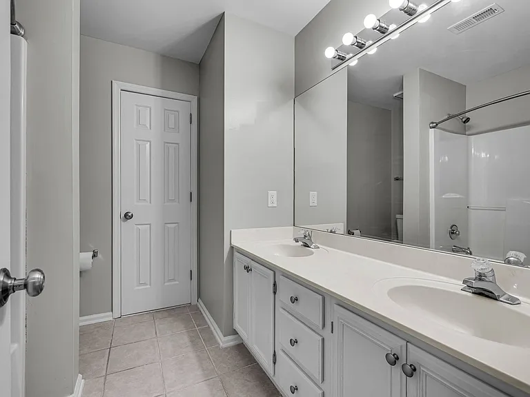 128 Clarendon Cir — Photo 34