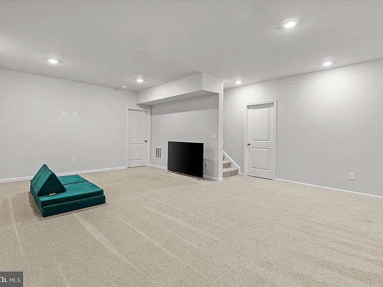 109 Woodford Dr — Photo 43