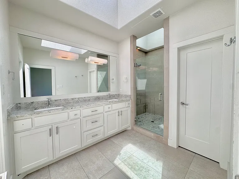 207 Adrian Dr — Photo 8