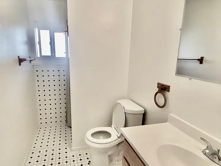 430 W Gutierrez St — Photo 8