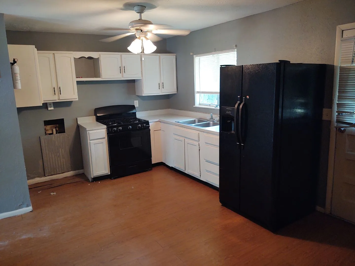 Spacious 3-Bedroom Home with Fenced Backyard & Attached Garage — Photo 2