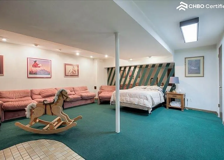 Large space with queen bed 2 closets and larg