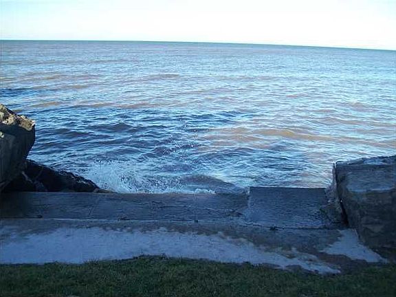 3rd image of 226 Lake Shore Dr