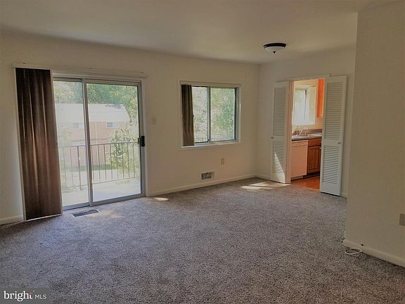 4th image of 10620 Weymouth St #W204