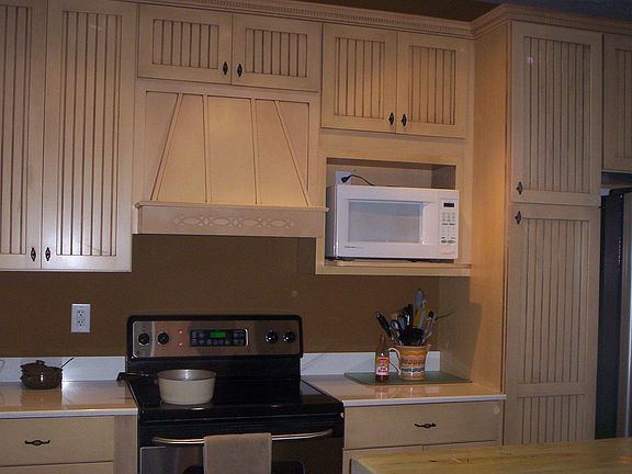 Glazed Cabinetry/Quartz Counter/Stainless Appliances