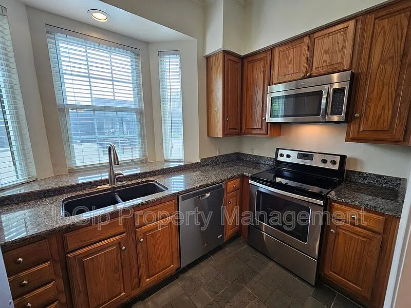 Building Photo - 4106 Newton Ave #102