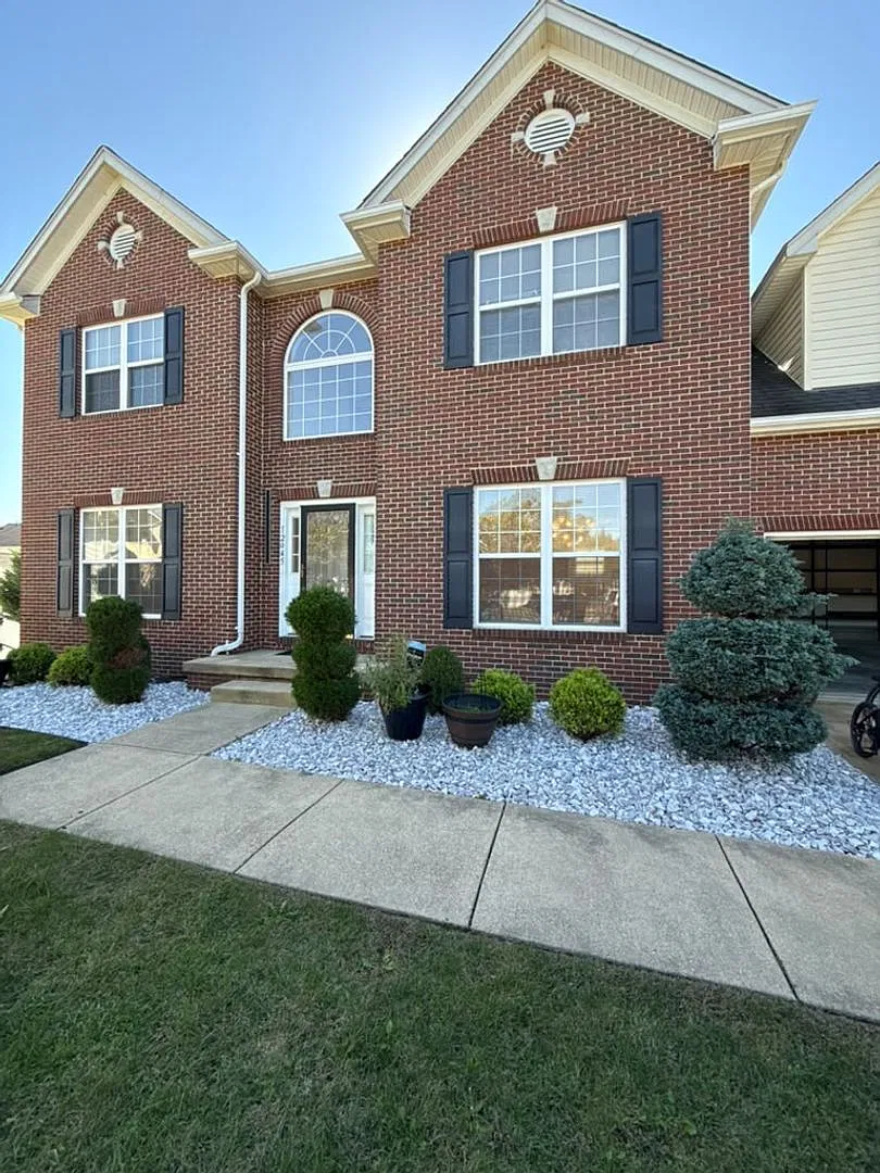 5-Bedroom Rental in Waldorf | Jacuzzi & Utilities Included — Photo 3