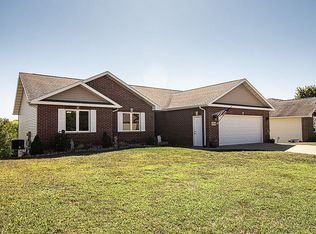 3293 Brook Hollow Dr, Dubuque, IA 52002