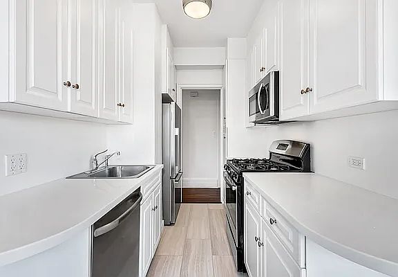 3rd image of 25 W 81st St #3D
