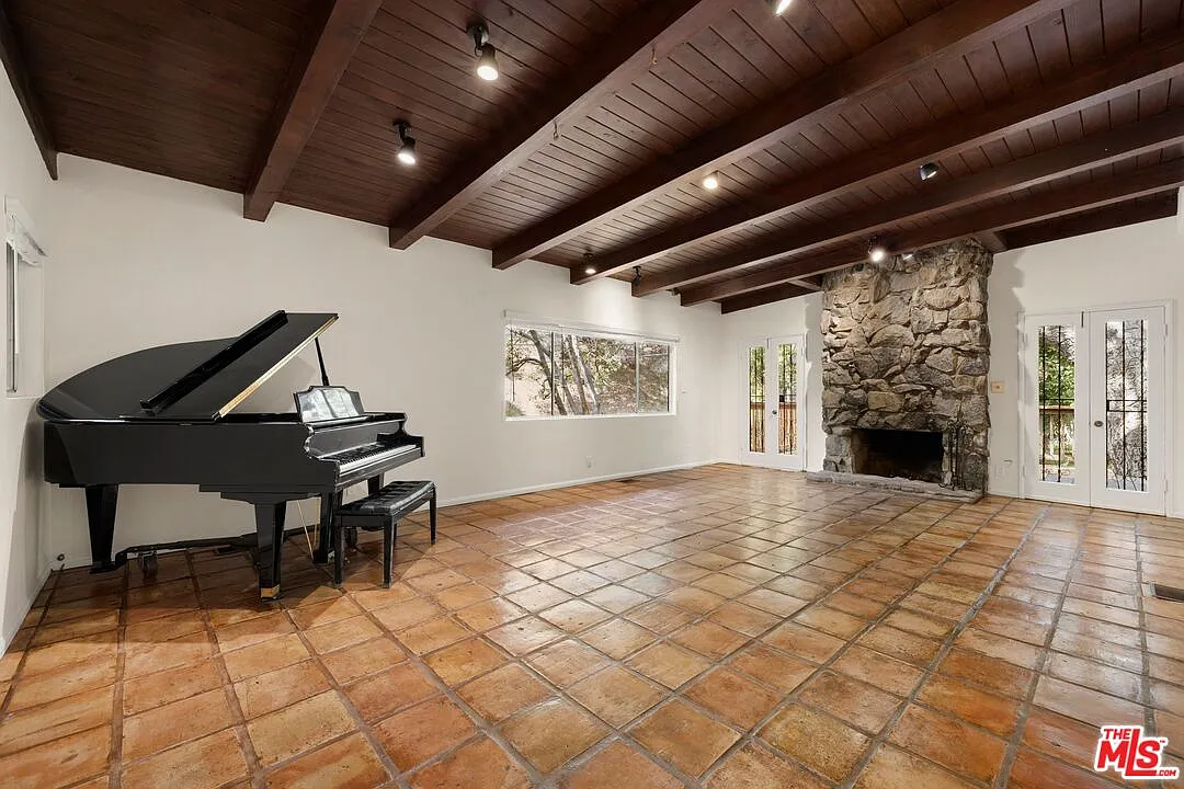3 bed, 3.0 bath, 2399 sqft, $8,500 — Photo 3