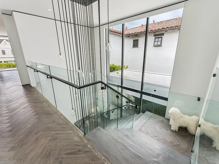 213 S La Peer Dr — Photo 35