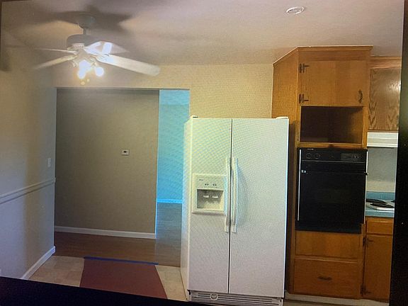 Not so good picture of kitchen. Kitchen sits in between living room and family room. Nice kitchen nook area.