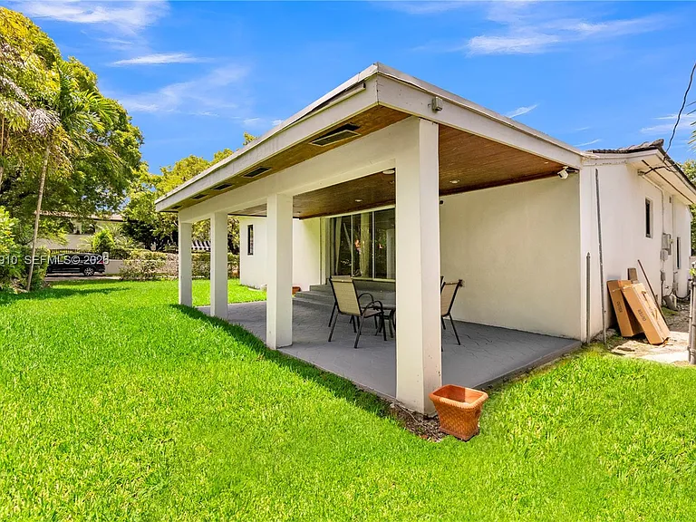 1015 Pizarro St — Photo 46
