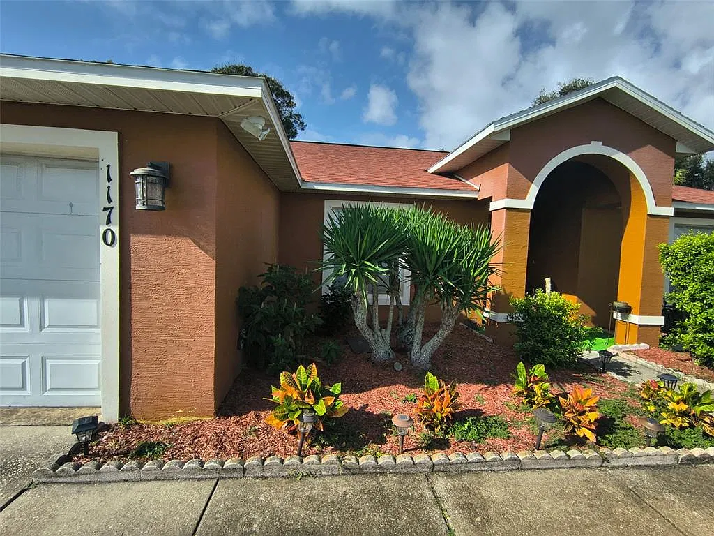 3 bed, 2.0 bath, 1614 sqft, $2,000 — Photo 2