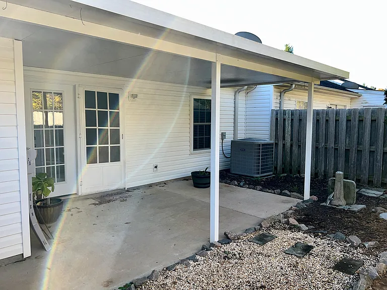 111 Bennington Ln — Photo 16