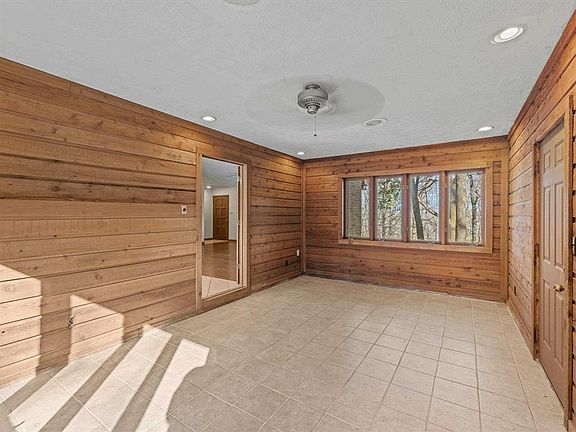 4th image of 2828 Hillside Dr
