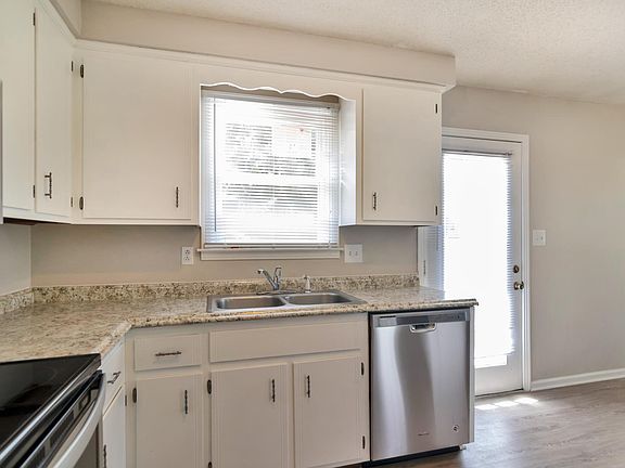 3rd image of 1274 Cloverdale Dr