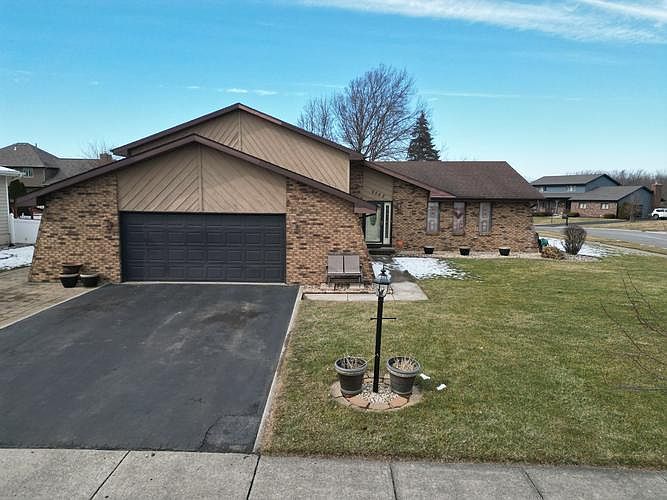 1st image of 2602 Castlewood Dr