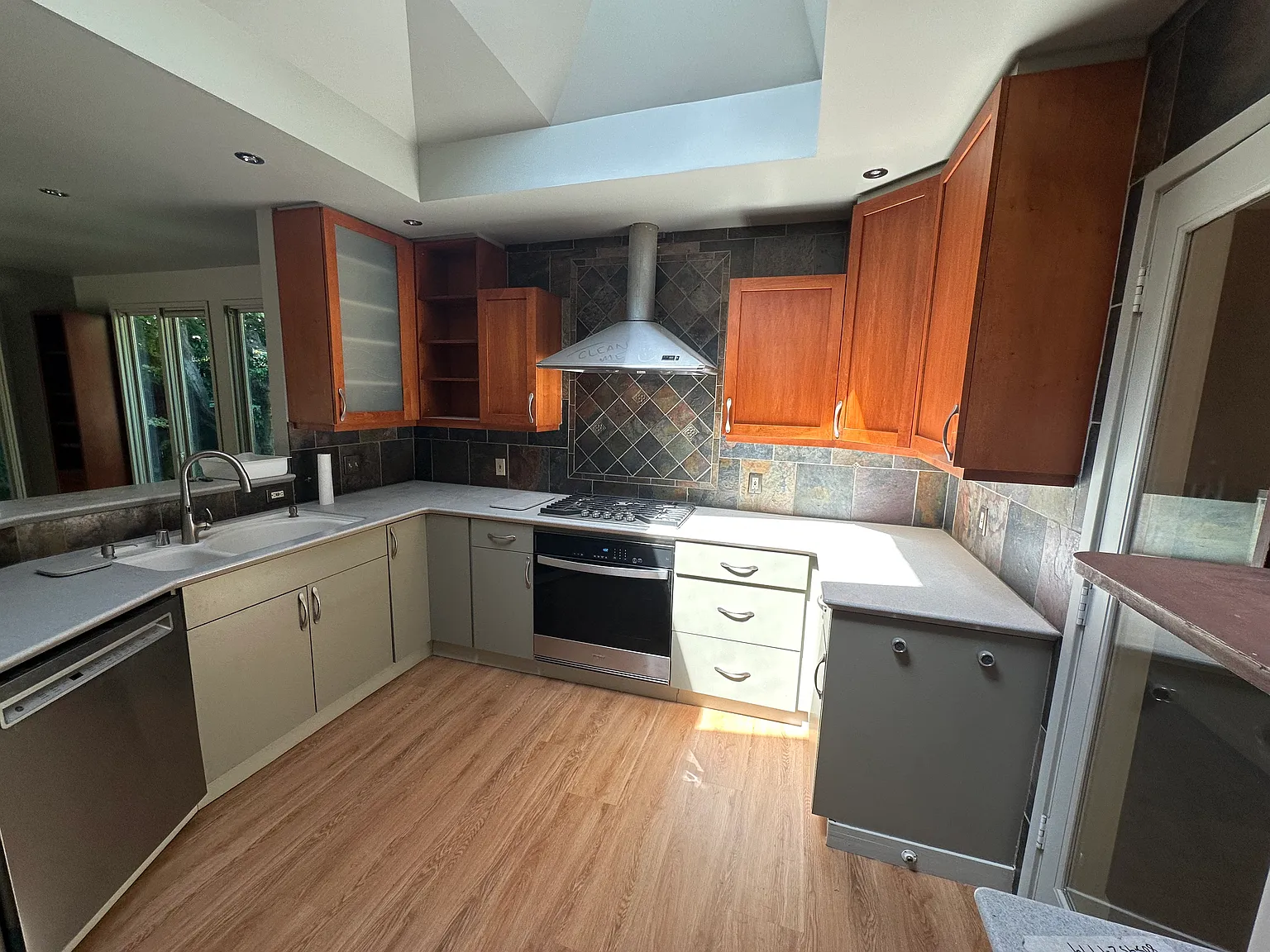 3 bed, 1.5 bath, 1526 sqft, $7,500 — Photo 3