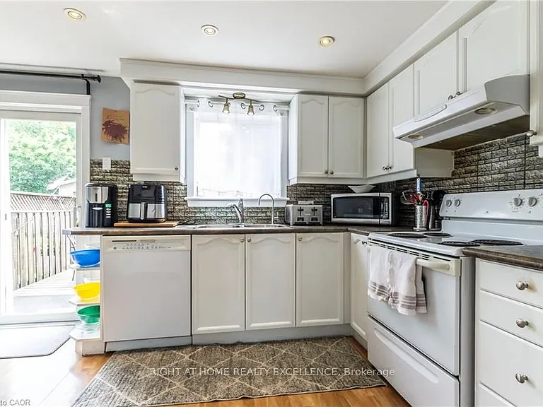 1007 Elgin St N — Photo 6
