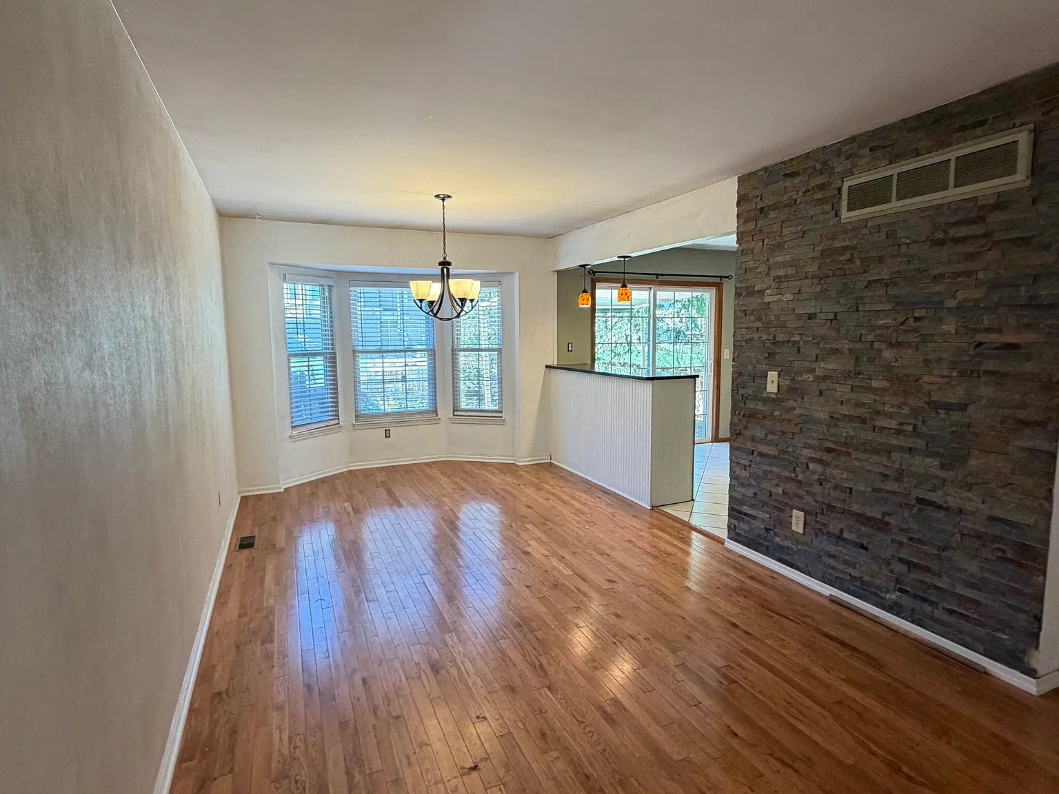 2 bed, 1300 sqft, $1,800 — Photo 2