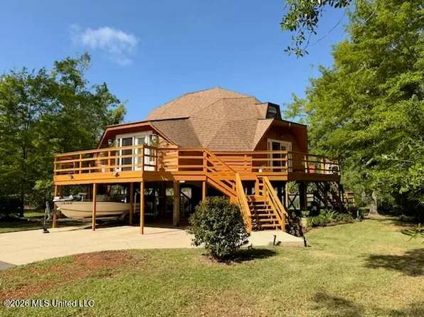 9017 W Simmons Cir, Ocean Springs, MS 39564
