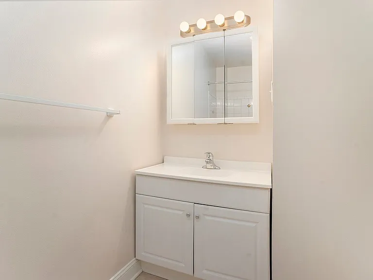 Maple Court Apartments — Photo 60