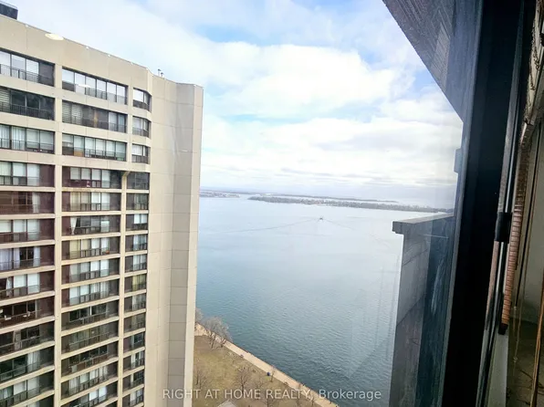 65 Harbour Sq #3306, Toronto, ON M5J 2L4