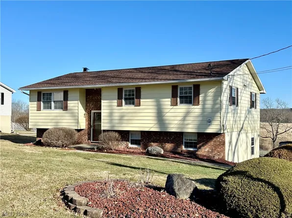98 Cherry Blossom Ln, Little Hocking, OH 45742