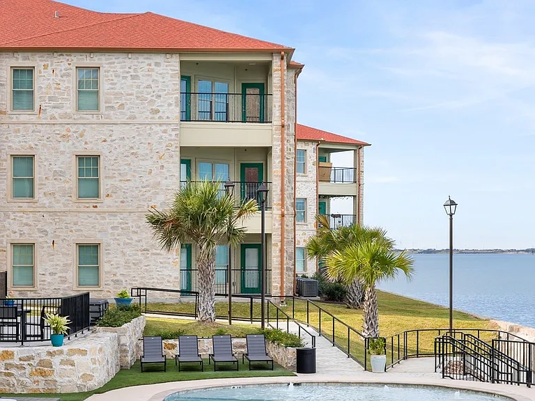 JPAGE-Multifamily-LighthousePointe-Exterior-3135