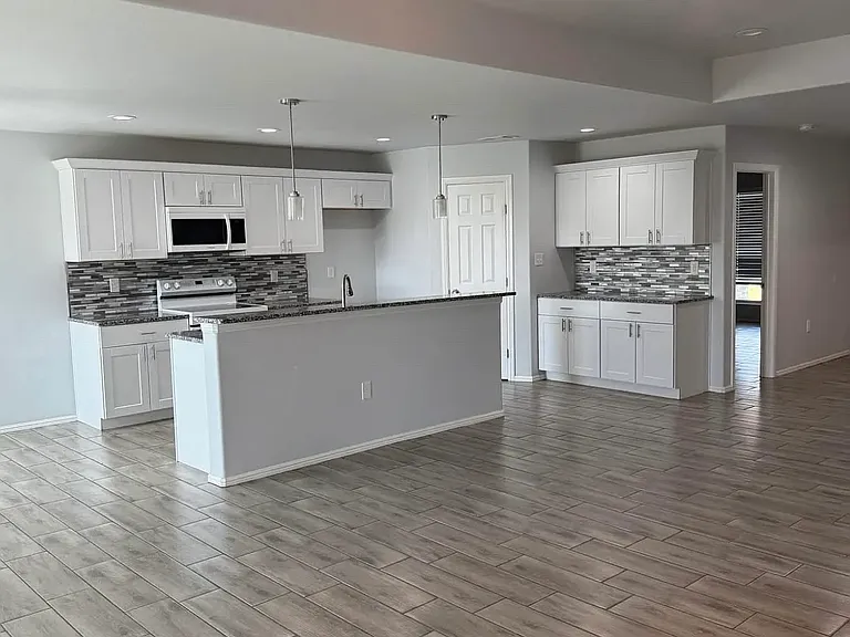 5913 Fenway Dr — Photo 2