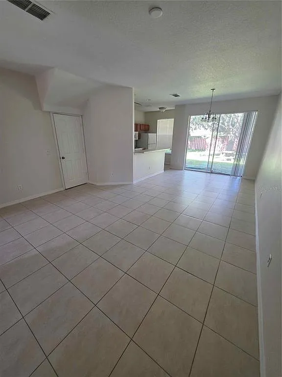 3 bed, 2.5 bath, 1384 sqft, $2,000 — Photo 4