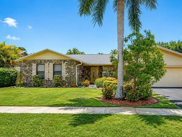 4 bed, 2.0 bath, $5,575 — Photo 1