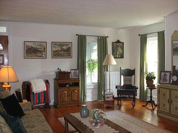 Living Room w/hardwood floors