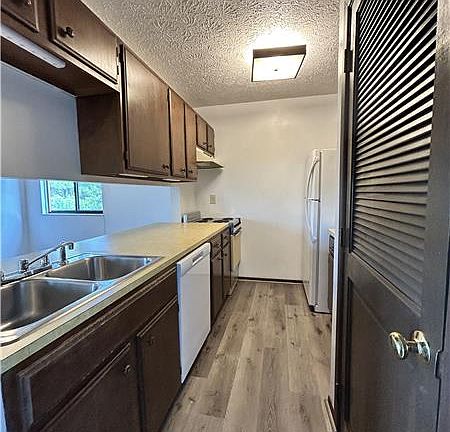 4th image of 623 Lovers Ln #C8